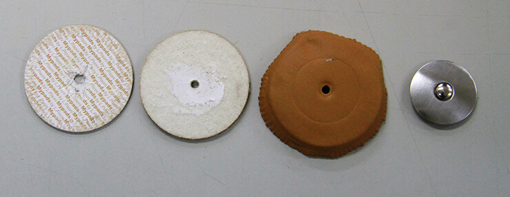 タンポの分解写真。左から厚紙、フェルト、レザー、反射板（ブースター）